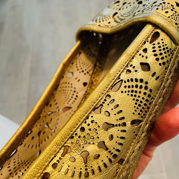 Authentic Burberry leather flats. Made in Spain. Size 8. Soft and comfy. - Picture 8 of 13